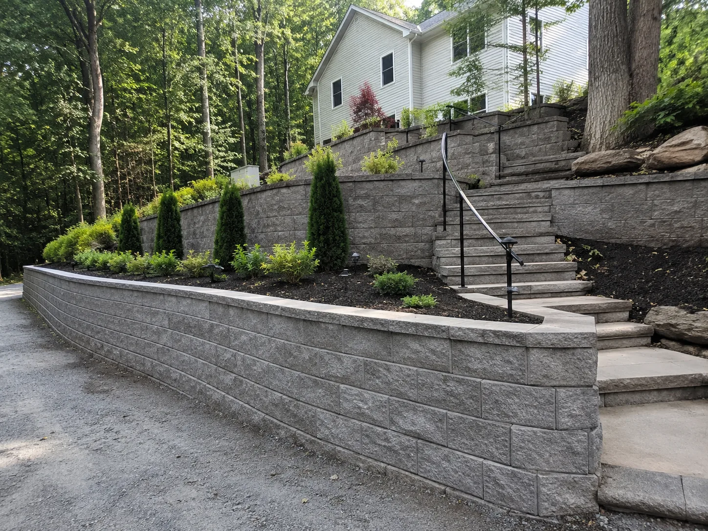 Concrete retaining wall